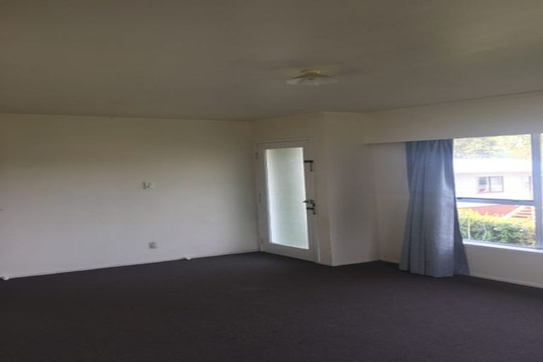 Photo of property in 1/3 Tusac Place, Totara Vale, Auckland, 0627