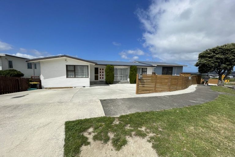 Photo of property in 30 Akaroa Drive, Maupuia, Wellington, 6022