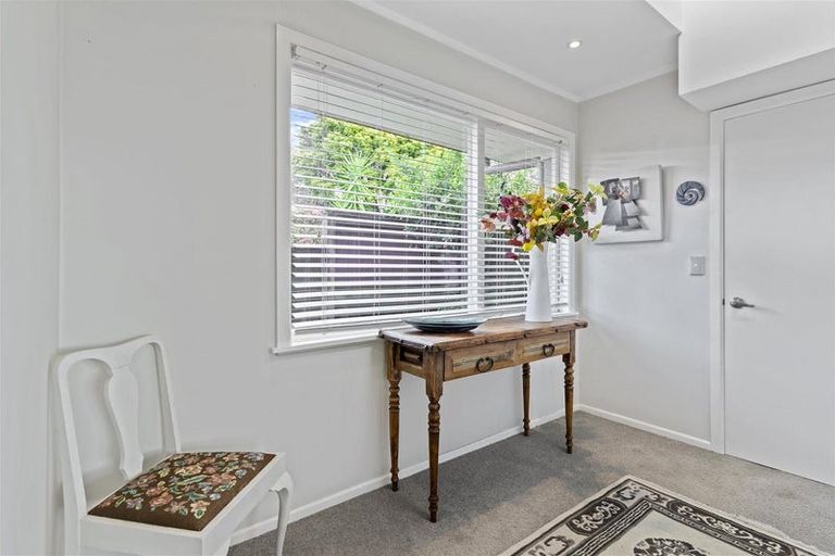 Photo of property in 2/5 Colmar Road, Mellons Bay, Auckland, 2014