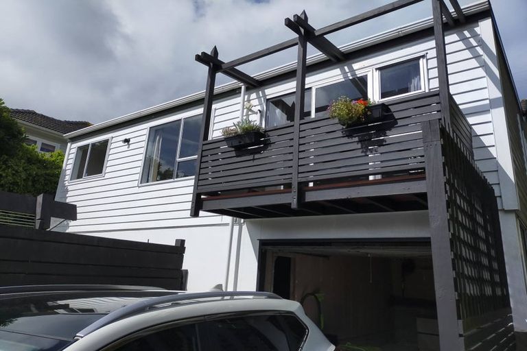 Photo of property in 5a Robert Street, Newlands, Wellington, 6037