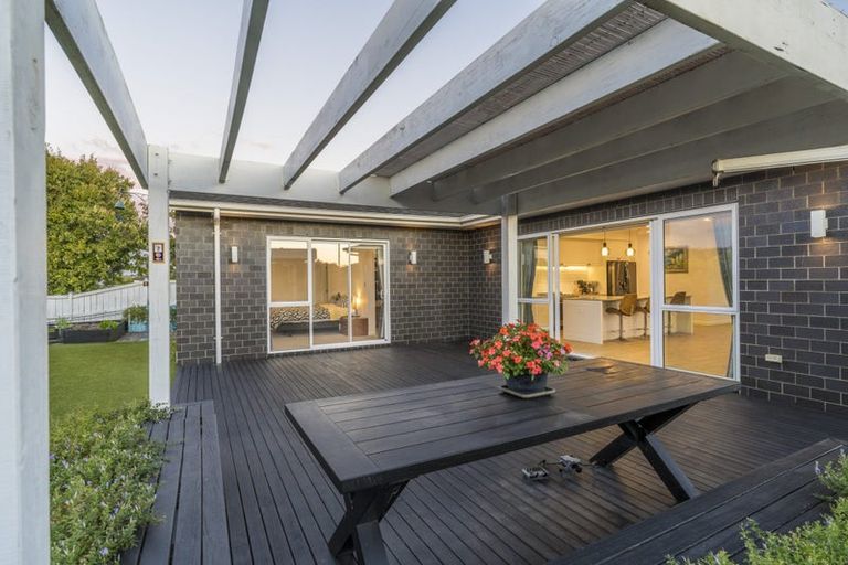 Photo of property in 25 Gilbransen Road, Kumeu, 0810