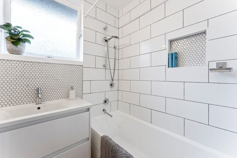 Photo of property in 1/48 Woodside Avenue, Northcote, Auckland, 0627