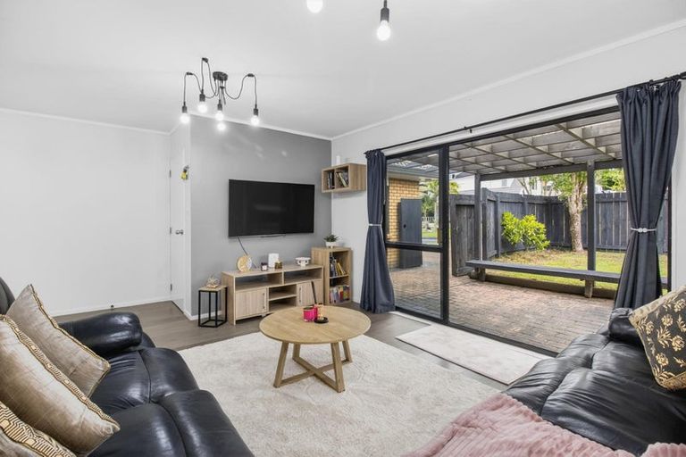 Photo of property in 2/19 Sailfish Drive, West Harbour, Auckland, 0618