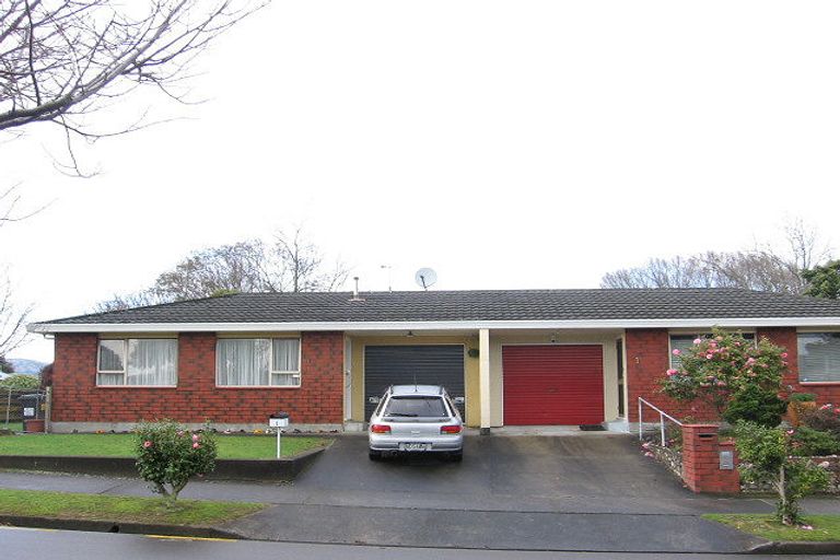 Photo of property in 1 Redwood Grove, Hokowhitu, Palmerston North, 4410