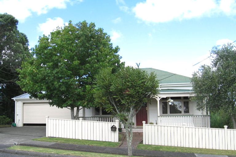 Photo of property in 32 Rawene Road, Birkenhead, Auckland, 0626