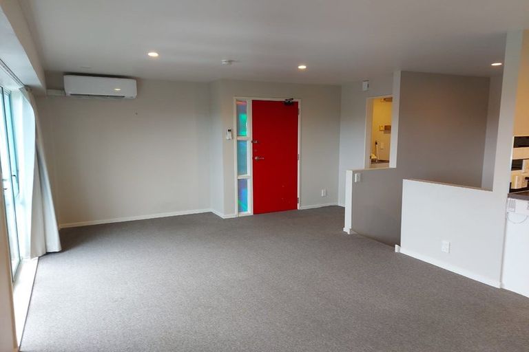 Photo of property in 2/93a Kelburn Parade, Kelburn, Wellington, 6012