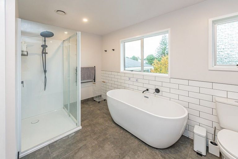 Photo of property in 35 Weraroa Road, Waverley, 4510