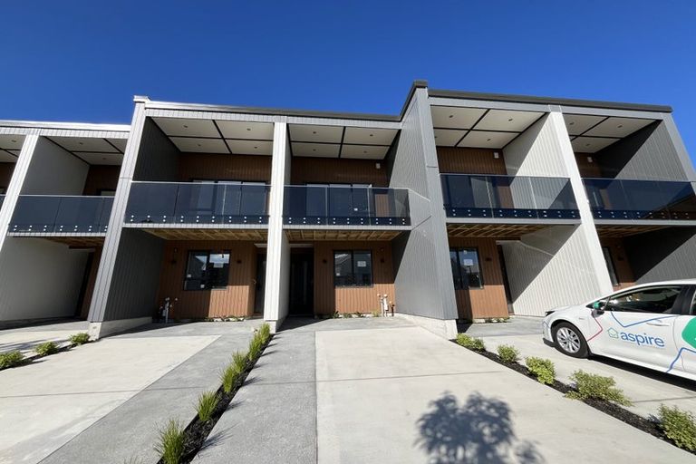Photo of property in 10 Puihi Crescent, Massey, 0614