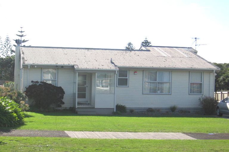 Photo of property in 11 Whanga Crescent, Titahi Bay, Porirua, 5022