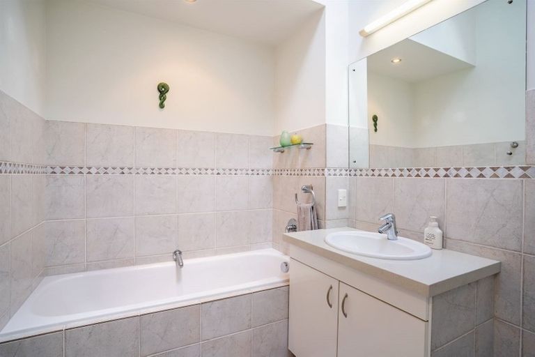 Photo of property in 2/9 Tipau Street, Torbay, Auckland, 0630