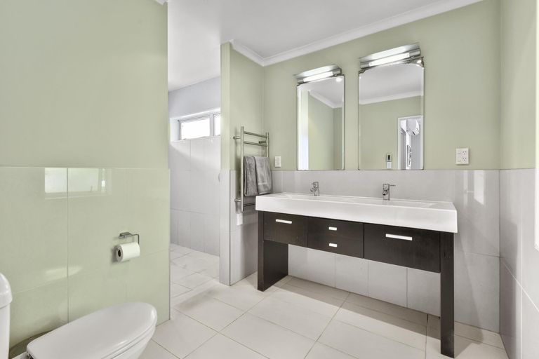 Photo of property in 1 Frank Knight Place, Waiuku, 2123