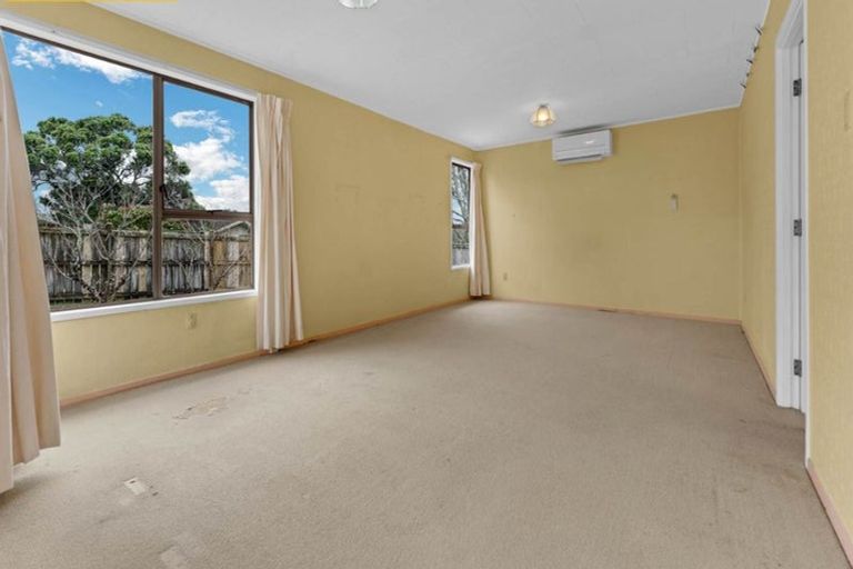 Photo of property in 32 Cockayne Crescent, Sunnynook, Auckland, 0620