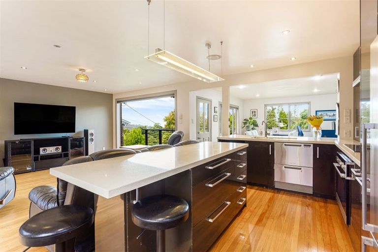 Photo of property in 8 Rauhuia Crescent, Parau, Auckland, 0604