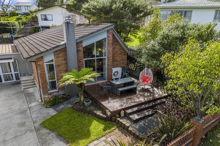 Photo of property in 2/19 Simon Ellice Drive, Bayview, Auckland, 0629