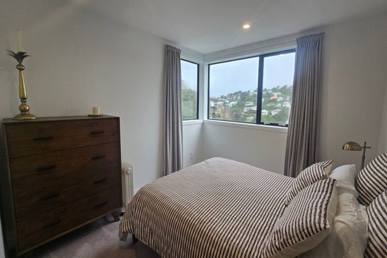 Photo of property in 52 Tiketike Way, Brooklyn, Wellington, 6021