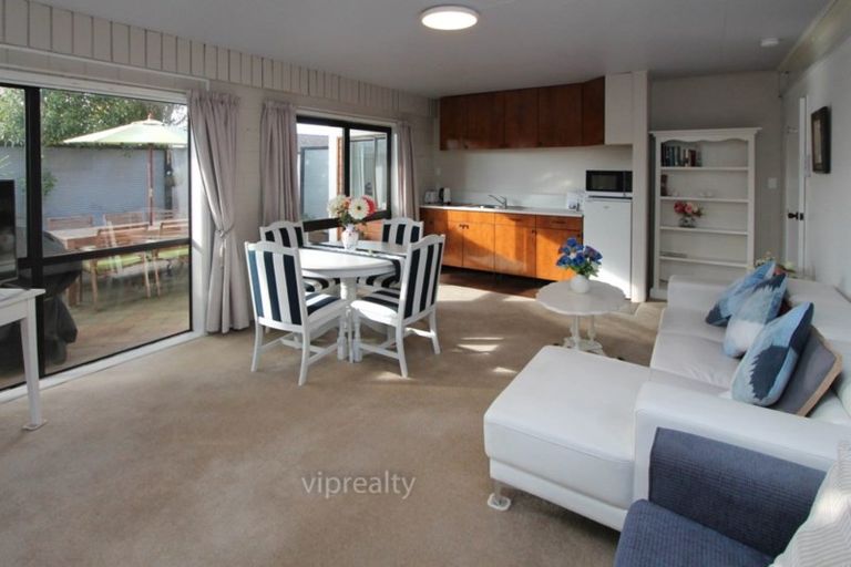 Photo of property in 2 Leo Place, Kawaha Point, Rotorua, 3010