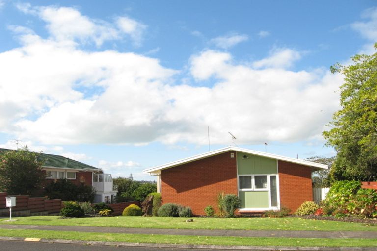 Photo of property in 16 Chatsworth Crescent, Pakuranga Heights, Auckland, 2010