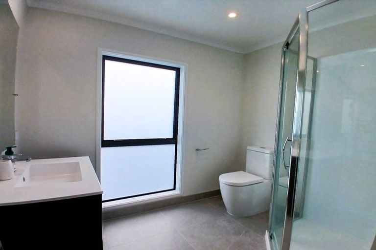 Photo of property in 3 Huataki Road, Northcote, Auckland, 0627