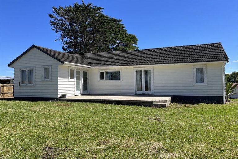 Photo of property in 16 Cliff View Drive, Green Bay, Auckland, 0604