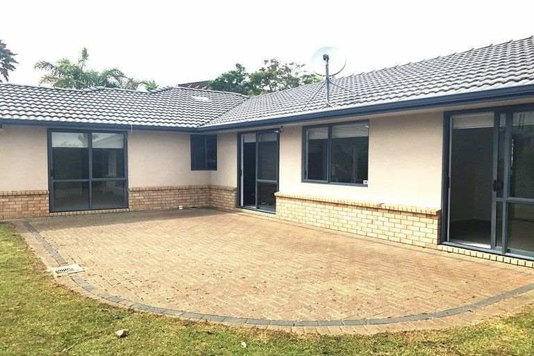 Photo of property in 1 Canonbie Place, East Tamaki Heights, Auckland, 2016