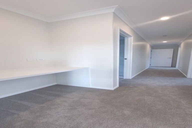 Photo of property in 24 Tasker Crescent, Pyes Pa, 3112