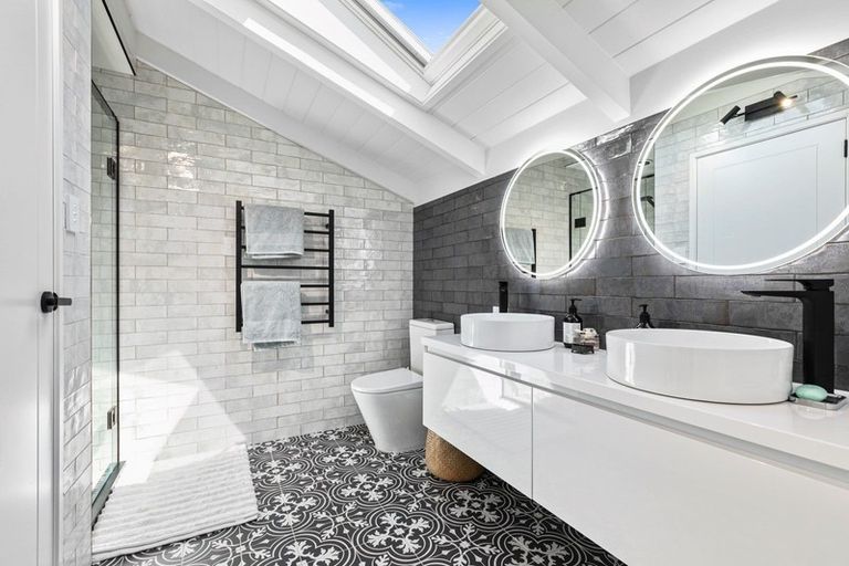 Photo of property in 253 Devonport Road, Tauranga, 3110