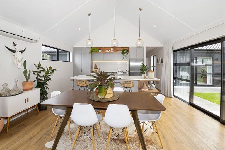 Photo of property in 2 Len Ireland Drive, Kumeu, 0810