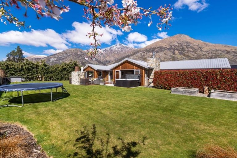 Photo of property in 14 Cone Peak Close, Lake Hayes, Queenstown, 9304