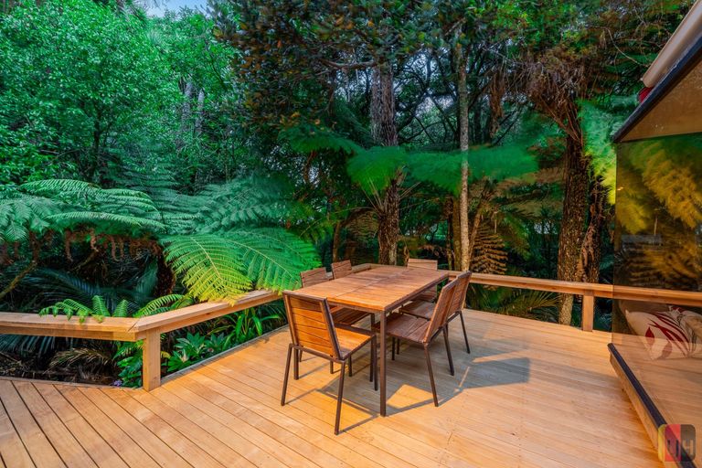 Photo of property in 14 Kingsclere Place, Goodwood Heights, Auckland, 2105