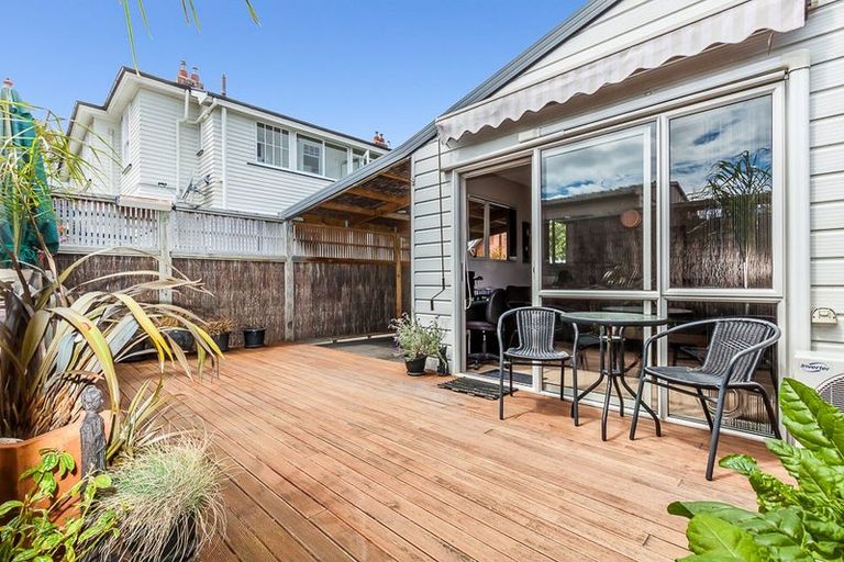 Photo of property in Casa Apartments, 160 Fitzherbert Avenue, West End, Palmerston North, 4410