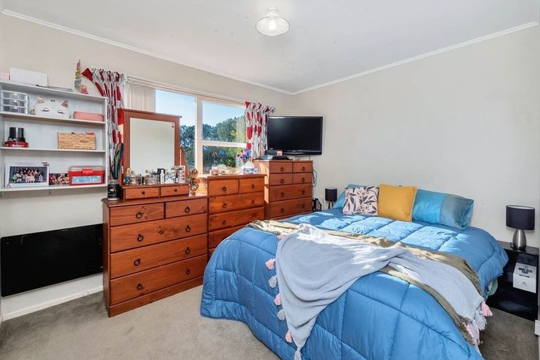 Photo of property in 2 Karo Place, Glendene, Auckland, 0602