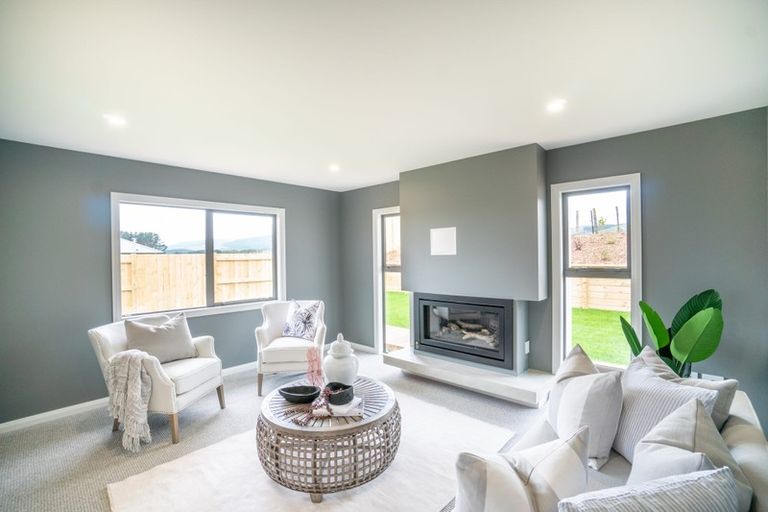 Photo of property in 16 Atlantic Drive, Fitzherbert, Palmerston North, 4410