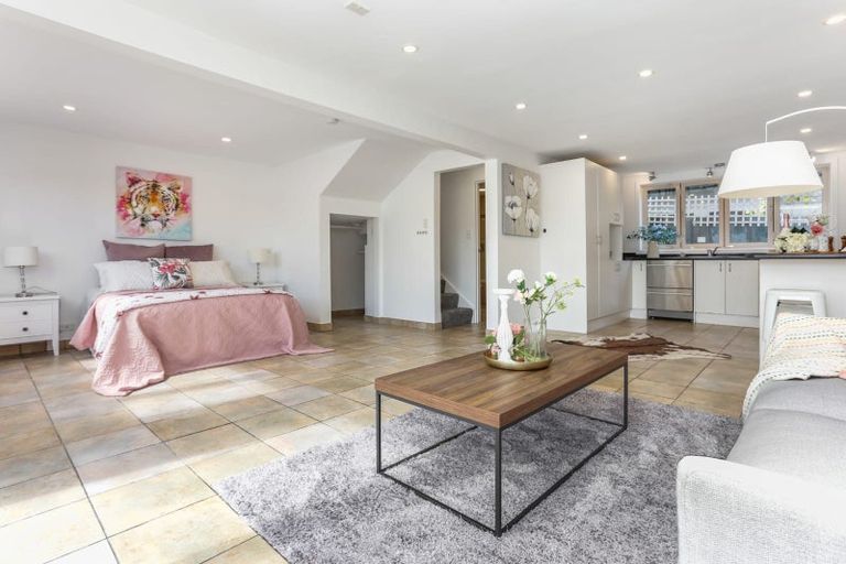 Photo of property in 2/4202a Great North Road, Glendene, Auckland, 0602