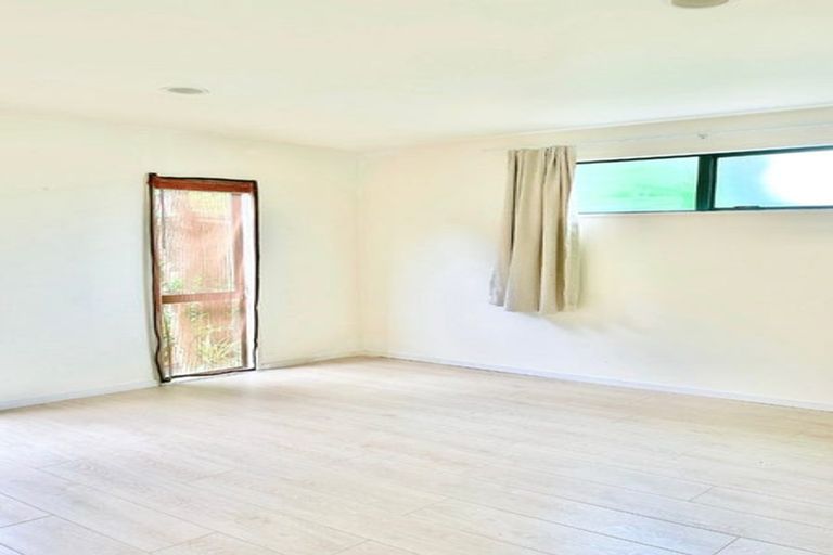 Photo of property in 1/881 East Coast Road, Northcross, Auckland, 0632
