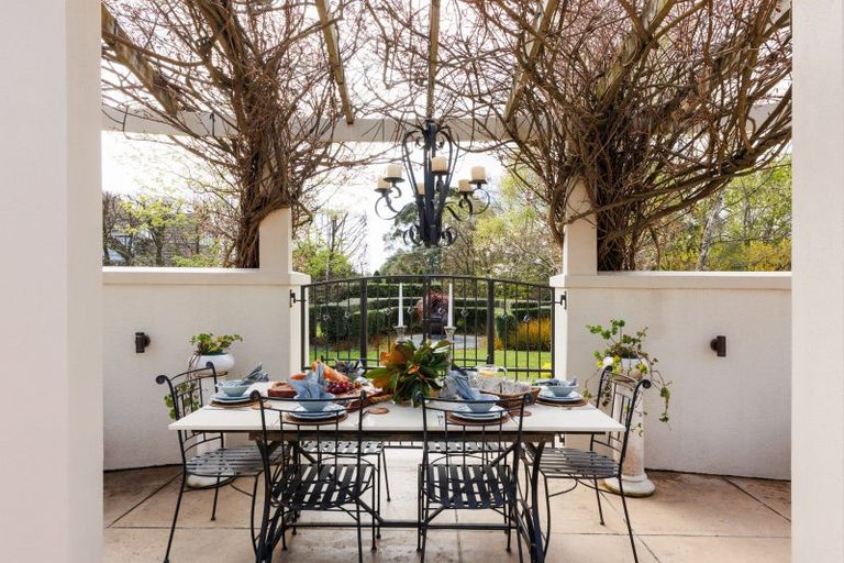 Photo of property in 5 Waicola Drive, Fitzherbert, Palmerston North, 4471