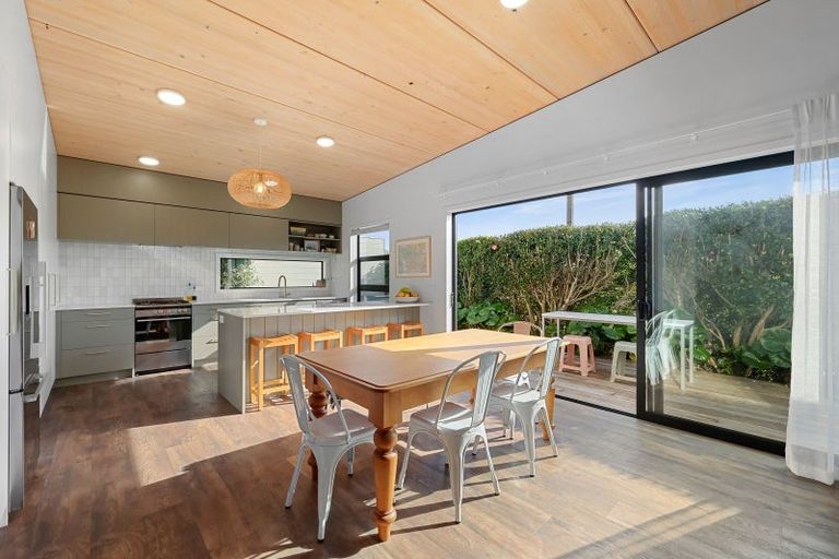 Photo of property in 318 Mangorei Road, Merrilands, New Plymouth, 4312