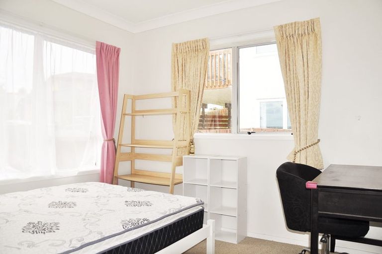 Photo of property in 1/3 Capilano Place, Glenfield, Auckland, 0629