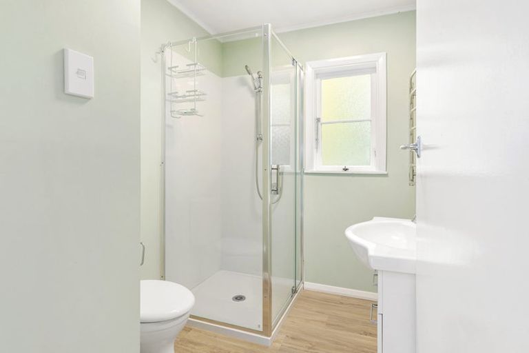 Photo of property in 64 Newlands Road, Newlands, Wellington, 6037