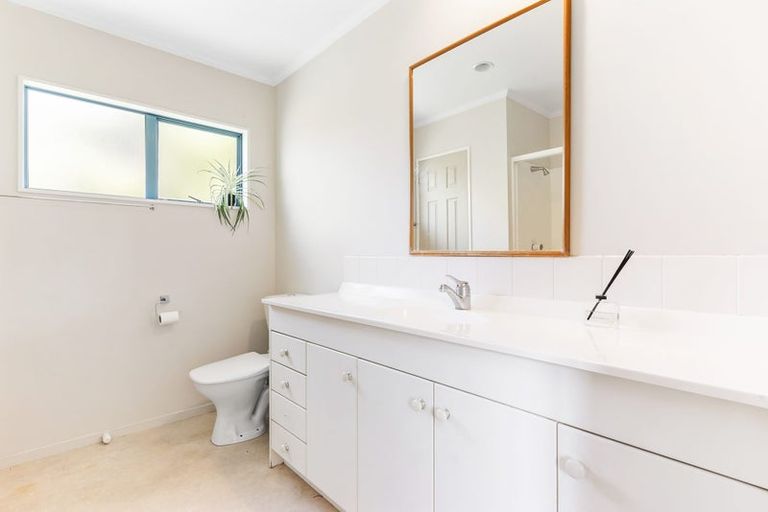 Photo of property in 33b Dalwhinnie Parade, Highland Park, Auckland, 2010