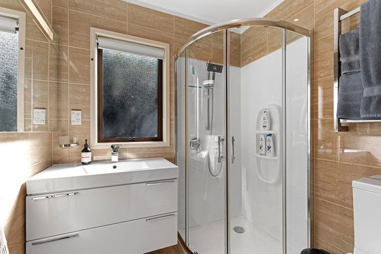Photo of property in 2/12 Wanita Place, Totara Vale, Auckland, 0629
