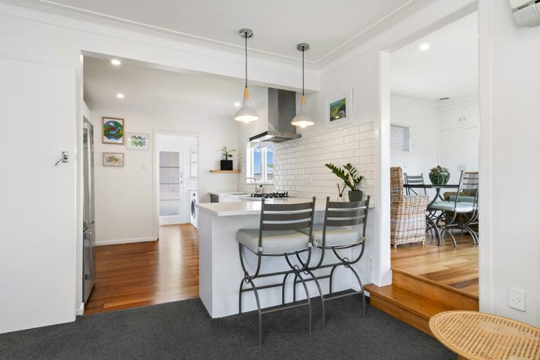 Photo of property in 1/232 East Coast Road, Forrest Hill, Auckland, 0620