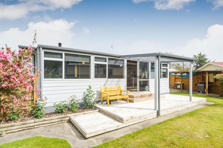 Photo of property in 10 Forbes Place, Kelvin Grove, Palmerston North, 4414