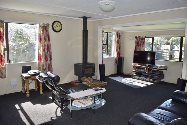 Photo of property in 4 Mavis Avenue, Waikawa Beach, Levin, 5573