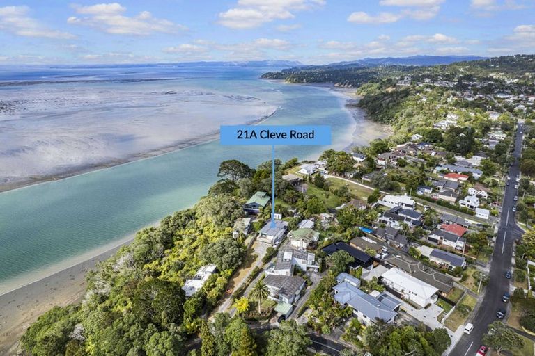 Photo of property in 21a Cleve Road, Green Bay, Auckland, 0604
