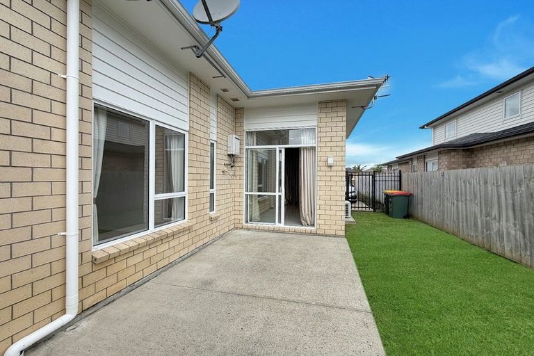 Photo of property in 1 Iwinuku Crescent, Wattle Downs, Auckland, 2103