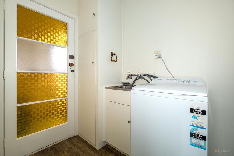 Photo of property in 1 Oxford Street, Waimate, 7924