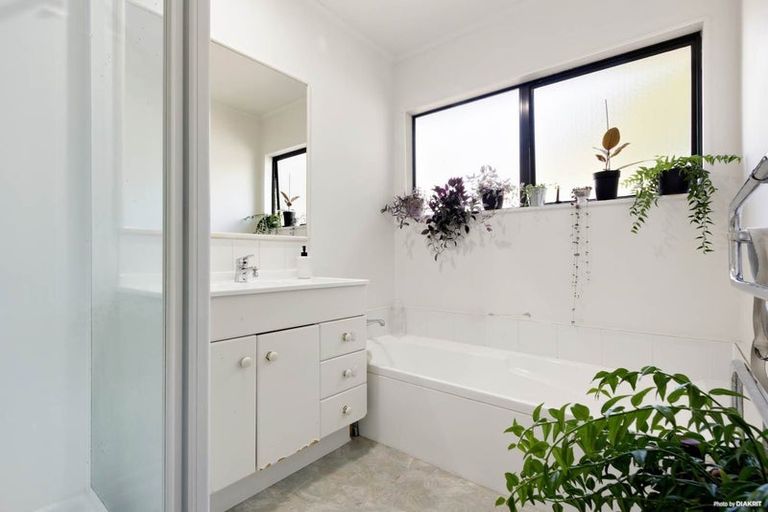 Photo of property in 52a Woodside Road, Massey, Auckland, 0614