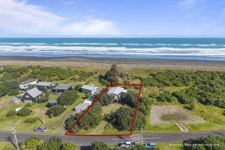 Photo of property in 36 North Piha Road, Piha, 0772
