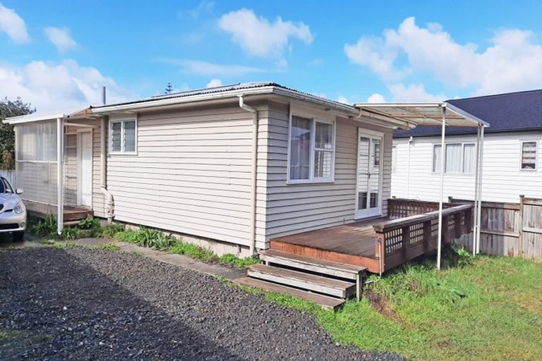 Photo of property in 2/7 Oteha Valley Road, Northcross, Auckland, 0632