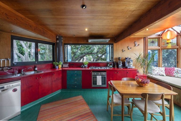 Photo of property in 11 Cave Road, Houghton Bay, Wellington, 6023